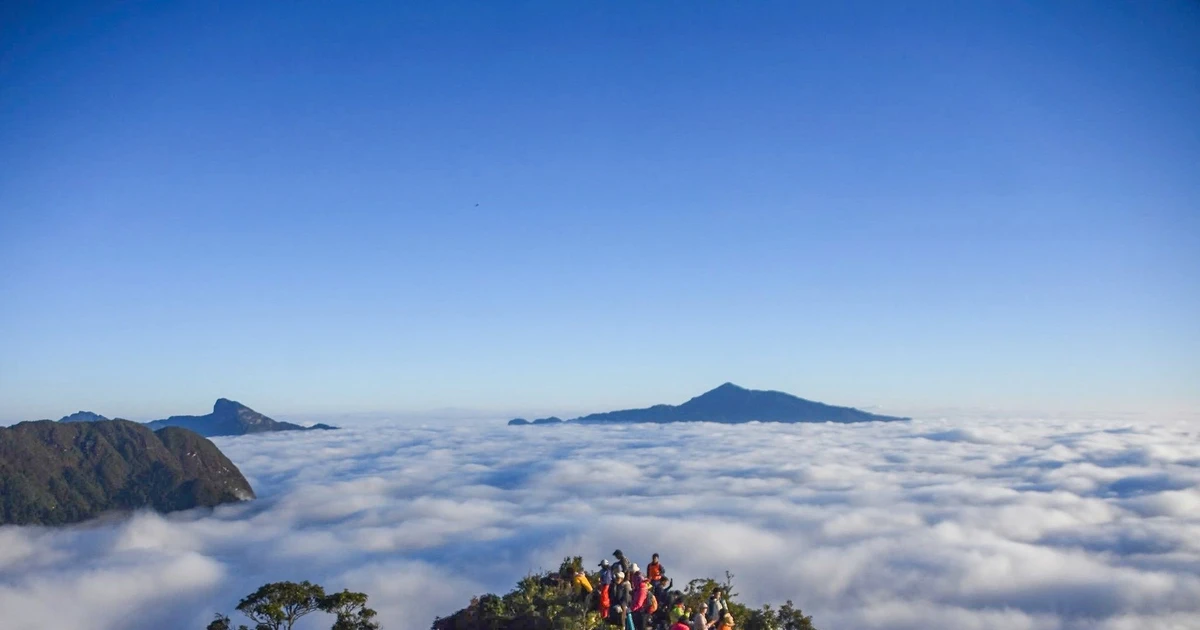 View - Bạch Mộc Lương Tử hút khách với biển mây và sắc đỏ rừng phong | Báo Tri thức và Cuộc sống - TIN TỨC PHỔ BIẾN KIẾN THỨC 24H