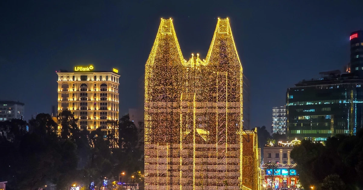 View - Nhà thờ Đức Bà 'khoác áo ánh sáng' rực rỡ đón Giáng sinh 2025 | Báo Tri thức và Cuộc sống - TIN TỨC PHỔ BIẾN KIẾN THỨC 24H