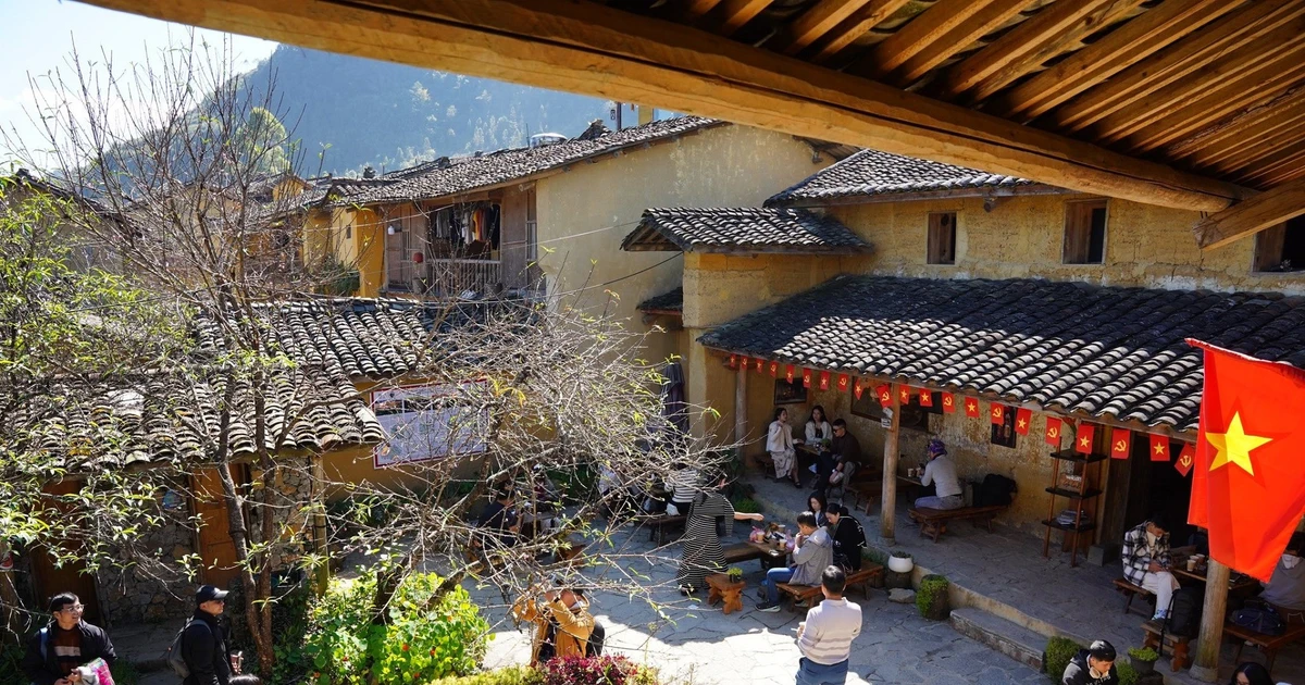 View - Lô Lô Chải đông như hội, du khách xếp hàng 'săn' góc sống ảo | Báo Tri thức và Cuộc sống - TIN TỨC PHỔ BIẾN KIẾN THỨC 24H