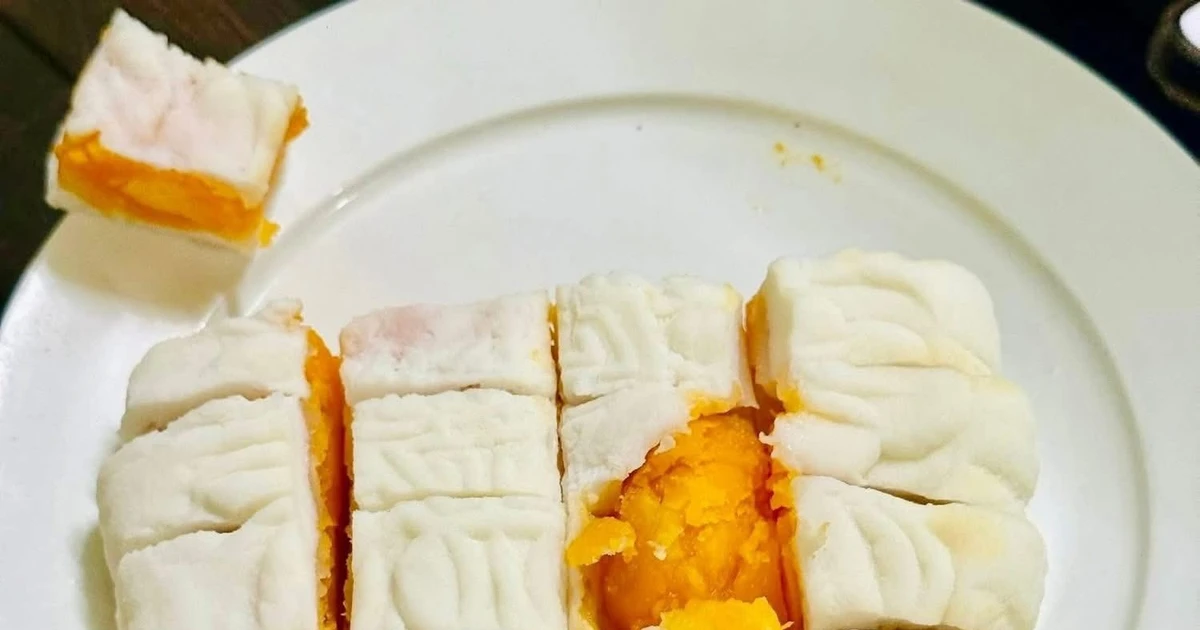 Bánh Trung thu nhân trứng muối gây sốt nhờ cách thưởng thức mới