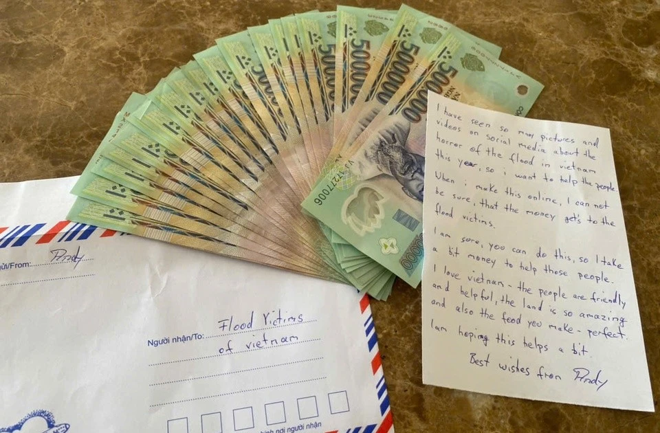 View - Du khách Đức để lại phong bì 10 triệu đồng ủng hộ vùng lũ trước giờ về nước | Báo Tri thức và Cuộc sống - TIN TỨC PHỔ BIẾN KIẾN THỨC 24H