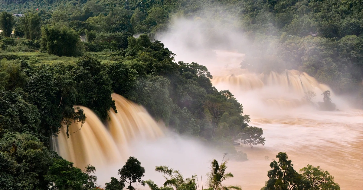 View - Cảnh tượng hiếm thấy ở thác Bản Giốc nước đổ cuồn cuộn trắng xoá giữa mùa thu | Báo Tri thức và Cuộc sống - TIN TỨC PHỔ BIẾN KIẾN THỨC 24H