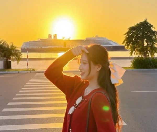 View - Du khách đổ về Hạ Long 'săn' ảnh phong cách Hong Kong | Báo Tri thức và Cuộc sống - TIN TỨC PHỔ BIẾN KIẾN THỨC 24H