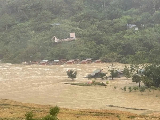 View - Thác Bản Giốc tạm ngừng đón khách do nước dâng cao, dòng chảy xiết nguy hiểm | Báo Tri thức và Cuộc sống - TIN TỨC PHỔ BIẾN KIẾN THỨC 24H