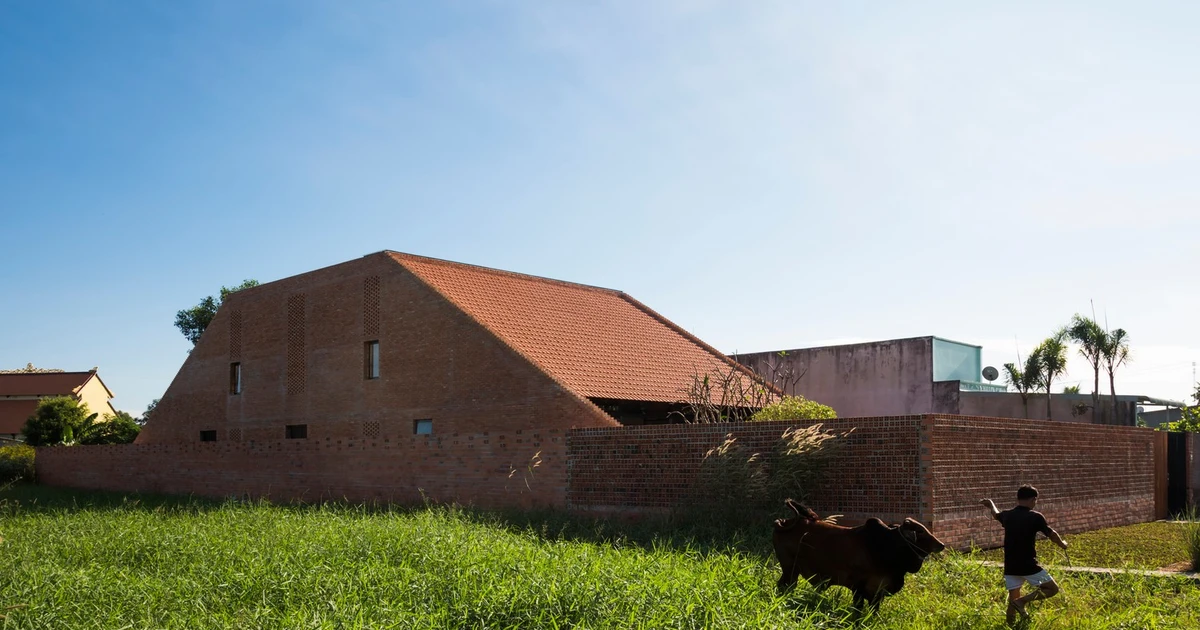 View - Ngỡ ngàng không gian bên trong nhà mái dốc "như lò gạch" ở Long An | Báo Tri thức và Cuộc sống - TIN TỨC PHỔ BIẾN KIẾN THỨC 24H