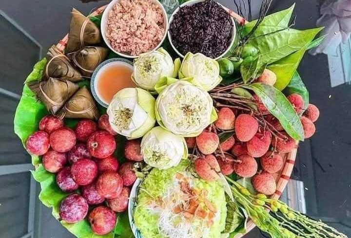 View - Mẹt cúng Tết Đoan Ngọ chỉ từ 100.000 đồng gây sốt chợ mạng | Báo Tri thức và Cuộc sống - TIN TỨC PHỔ BIẾN KIẾN THỨC 24H