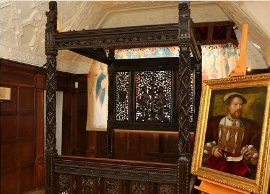 View - Chiếc giường gỗ gần 700 tỷ đồng bị vứt trong bãi xe | Báo Tri thức và Cuộc sống - TIN TỨC PHỔ BIẾN KIẾN THỨC 24H