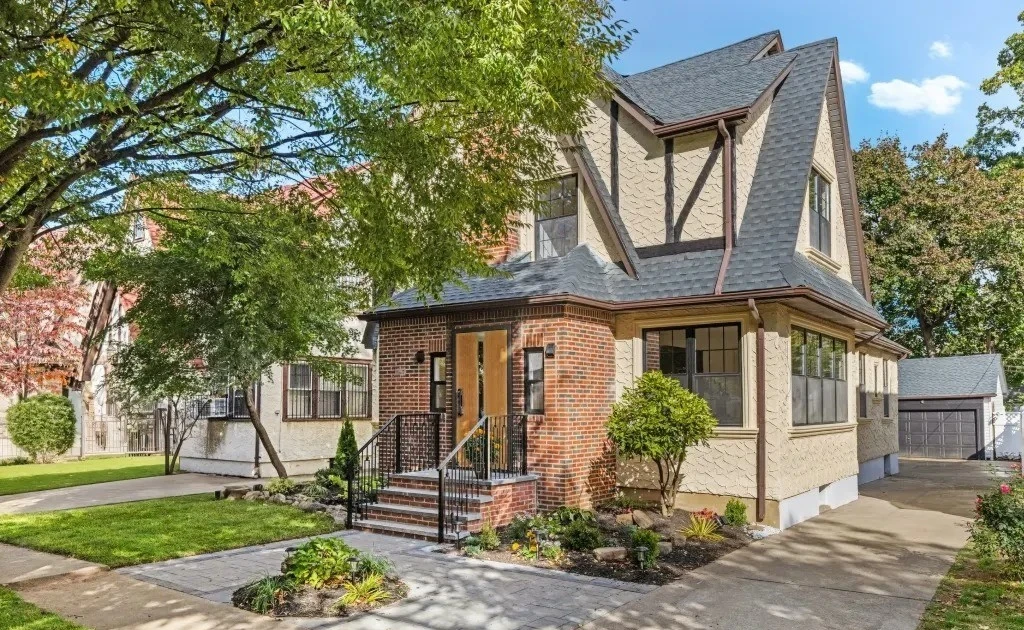 View - Cận cảnh ngôi nhà thơ ấu của ông Trump rao bán hơn 60 tỷ đồng | Báo Tri thức và Cuộc sống - TIN TỨC PHỔ BIẾN KIẾN THỨC 24H