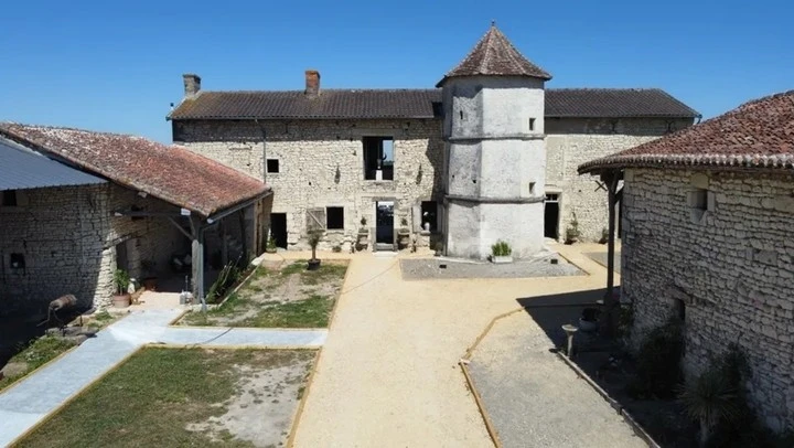 View - Chán phố thị ồn ào, cặp đôi mua ngôi làng bỏ hoang để cải tạo | Báo Tri thức và Cuộc sống - TIN TỨC PHỔ BIẾN KIẾN THỨC 24H