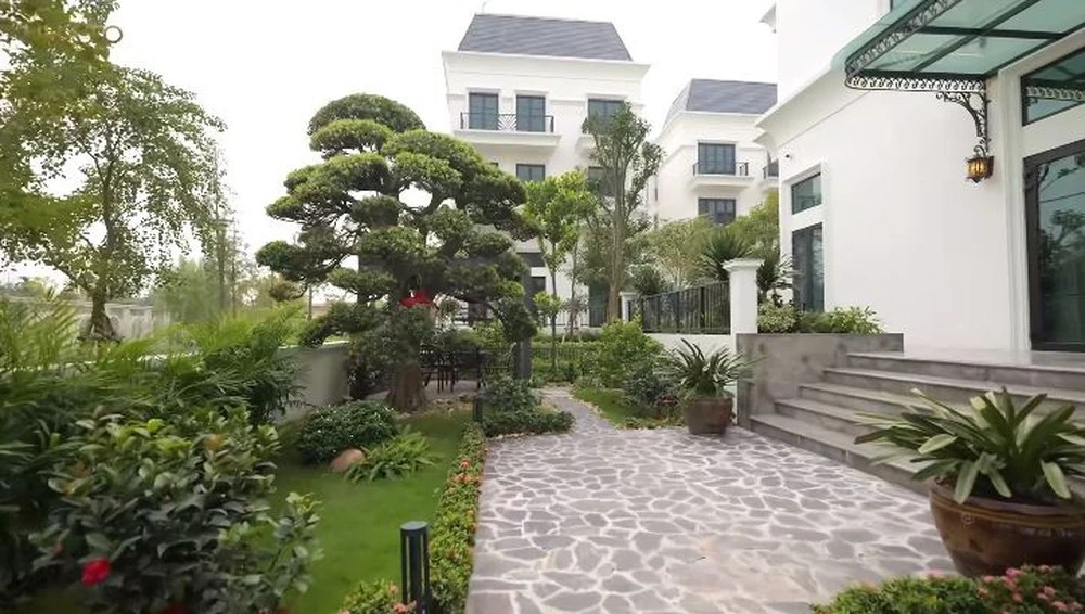 View - Biệt thự 200 tỷ đại gia xây chỉ để lái xe và giúp việc ở | Báo Tri thức và Cuộc sống - TIN TỨC PHỔ BIẾN KIẾN THỨC 24H