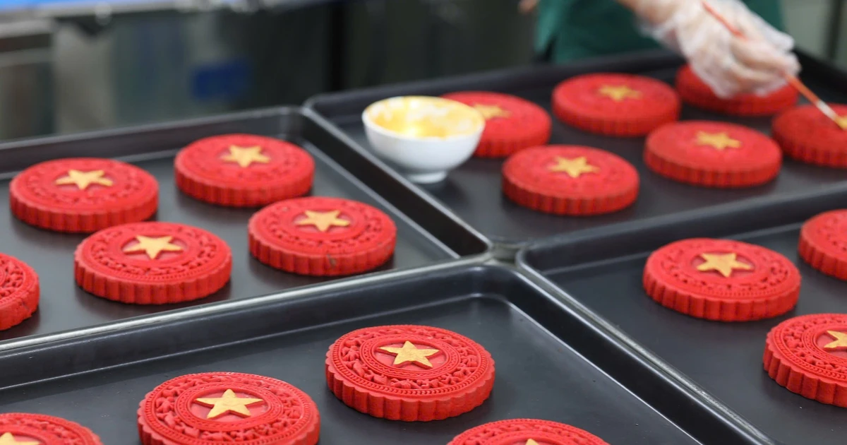 View - Bánh trung thu đặc biệt "cờ đỏ sao vàng" hút khách | Báo Tri thức và Cuộc sống - TIN TỨC PHỔ BIẾN KIẾN THỨC 24H