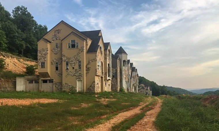 View - Bên trong khu nghỉ dưỡng hơn 42.000 tỷ đồng bị bỏ hoang cả thập kỷ | Báo Tri thức và Cuộc sống - TIN TỨC PHỔ BIẾN KIẾN THỨC 24H