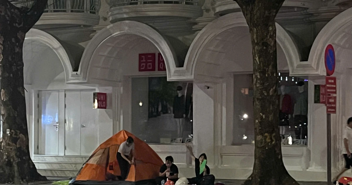 View - Nút giao Hàng Khay, người dân căng bạt, dựng lều giữ chỗ từ rạng sáng 1/9 | Báo Tri thức và Cuộc sống - TIN TỨC PHỔ BIẾN KIẾN THỨC 24H