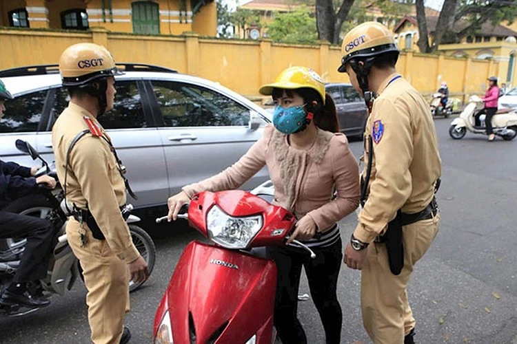 View - Xe máy thiếu gương chiếu hậu bị phạt 3 triệu đồng là "tin vịt" | Báo Tri thức và Cuộc sống - TIN TỨC PHỔ BIẾN KIẾN THỨC 24H