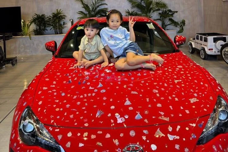 Cường Đô la được vợ và 2 con cưng "cá nhân hóa" cho xe Toyota 86