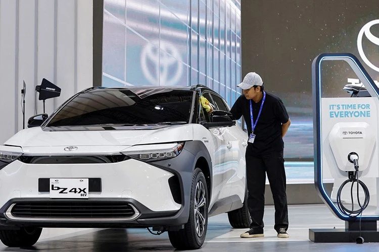 Toyota hé lộ pin thể rắn cho xe điện sạc 10 phút, chạy 1.000 km