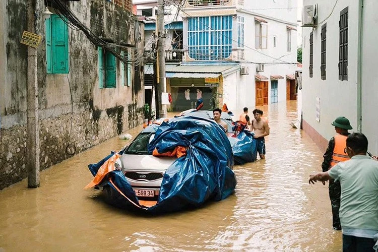 View - Cứu ôtô tiền tỷ khỏi cảnh ngập nước chỉ với 500.000 đồng | Báo Tri thức và Cuộc sống - TIN TỨC PHỔ BIẾN KIẾN THỨC 24H
