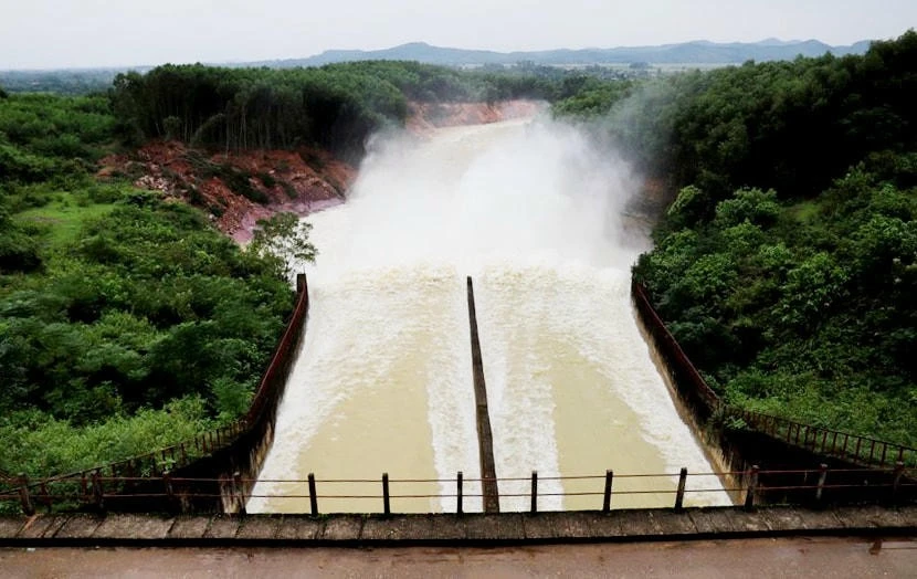 Nhiều hồ chứa ở Hà Tĩnh đồng loạt xả tràn ứng phó bão số 10