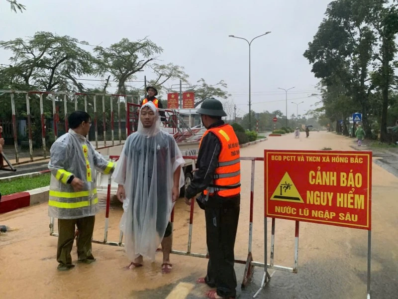 Thành phố Huế ngập lụt cục bộ, một phụ nữ mất tích