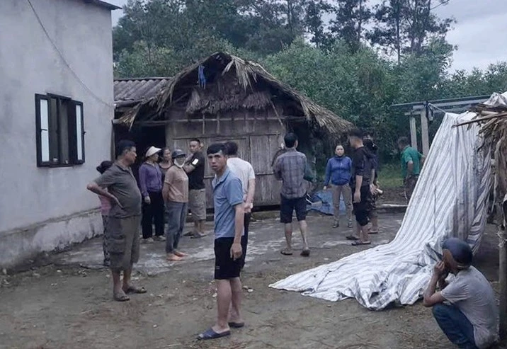 Nam thanh niên bị sét đánh tử vong khi vừa sạc vừa xem điện thoại