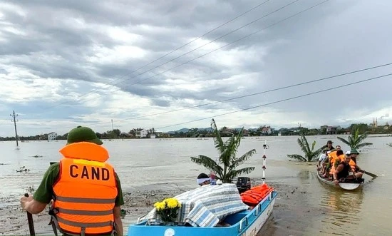 Xót xa cảnh vượt lũ đưa thi thể cụ bà đi hoả táng ở Hà Tĩnh