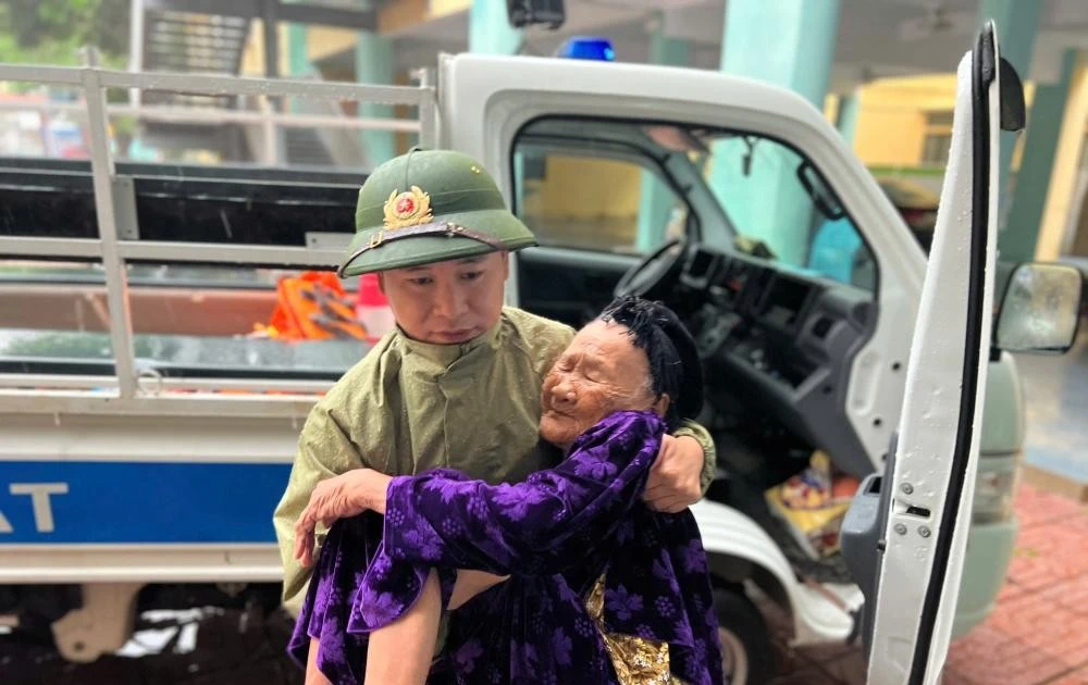 Hàng nghìn người dân Hà Tĩnh được sơ tán đến nơi an toàn