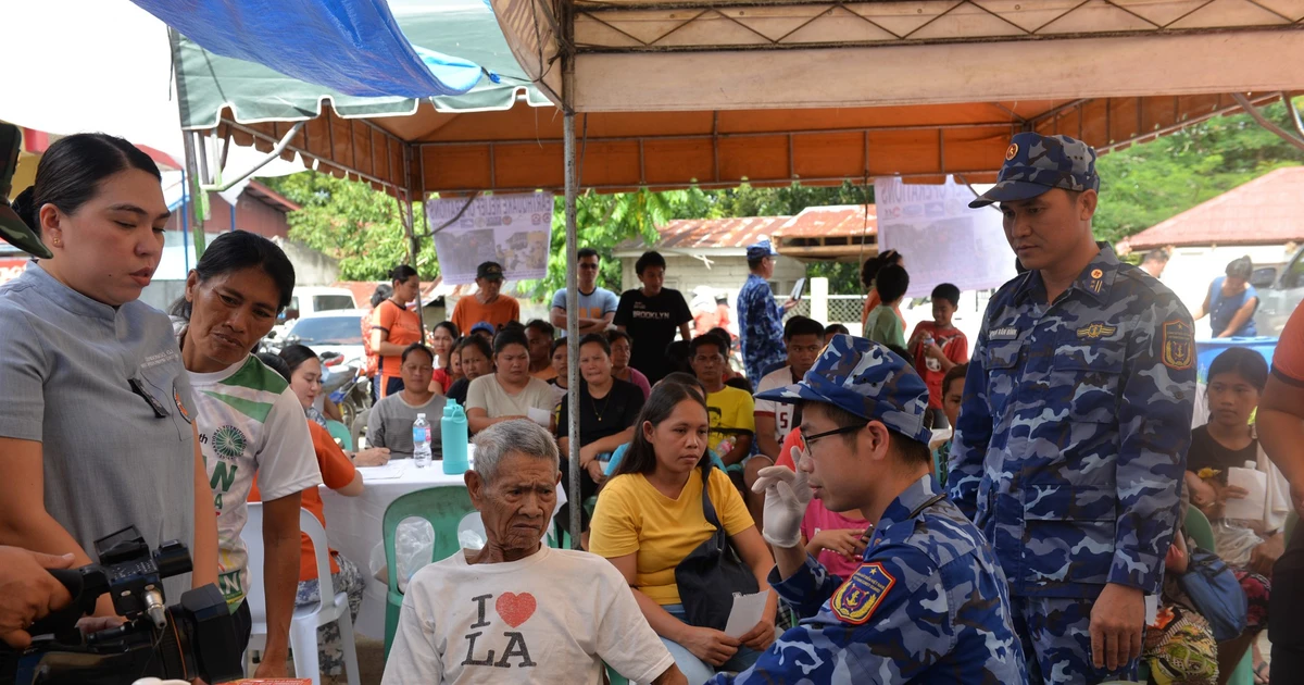 Cảnh sát biển Việt Nam hỗ trợ Philippines khắc phục hậu quả động đất