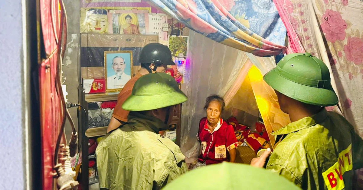 Bão số 10 gây sập nhà, 4 người ở Thanh Hoá kịp thời thoát nạn