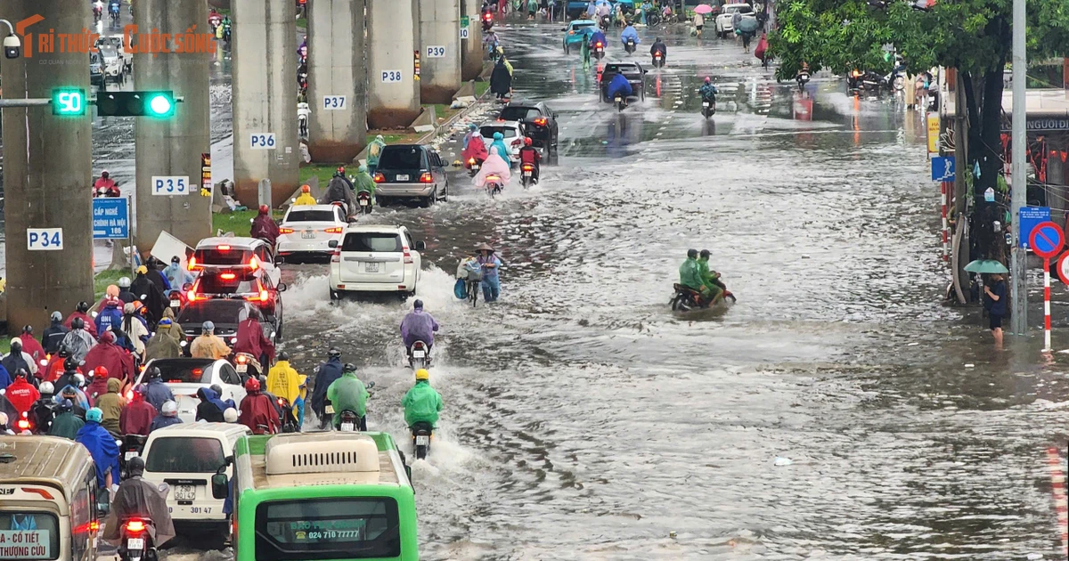 Hà Nội mưa trắng trời, ngập úng, giao thông tắc cứng nhiều giờ