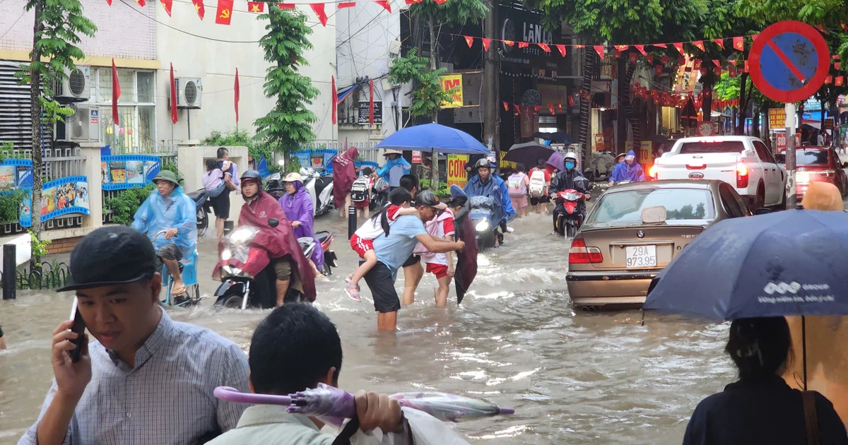 View - Mưa như trút, người dân Hà Nội vật vã trở về nhà trong biển nước | Báo Tri thức và Cuộc sống - TIN TỨC PHỔ BIẾN KIẾN THỨC 24H