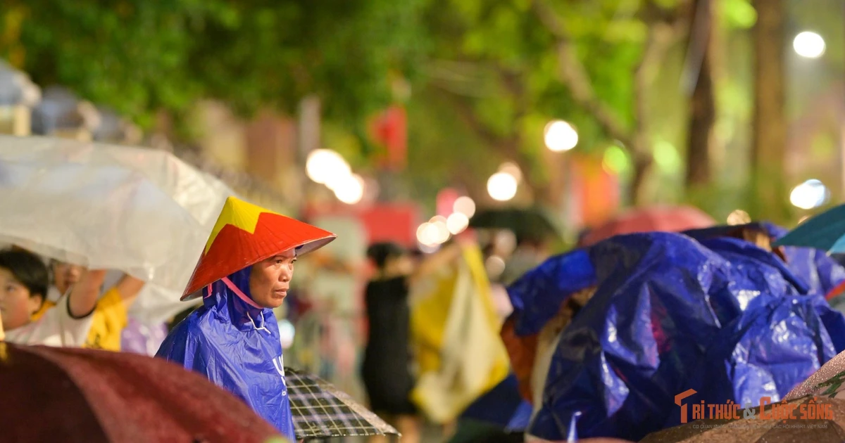 View - "Biển người" xếp chỗ từ đêm, háo hức chờ xem diễu binh 2/9 | Báo Tri thức và Cuộc sống - TIN TỨC PHỔ BIẾN KIẾN THỨC 24H