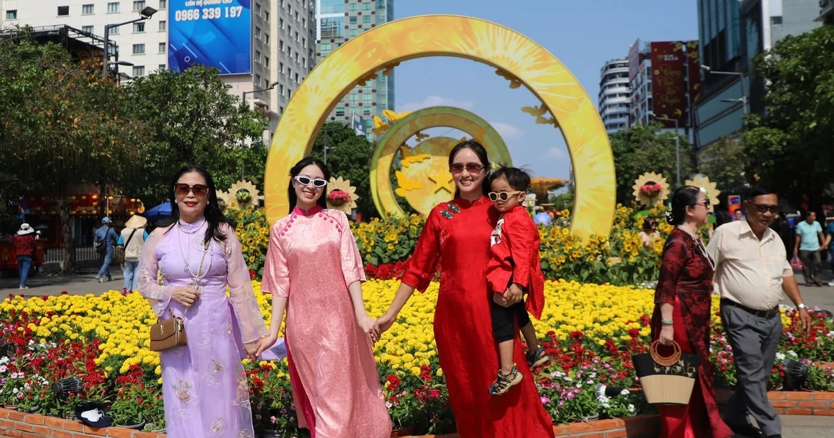 View - TP HCM vẫn tấp nập khách ngày cuối kỳ nghỉ, thu về hơn 12 nghìn tỉ đồng | Báo Tri thức và Cuộc sống - TIN TỨC PHỔ BIẾN KIẾN THỨC 24H