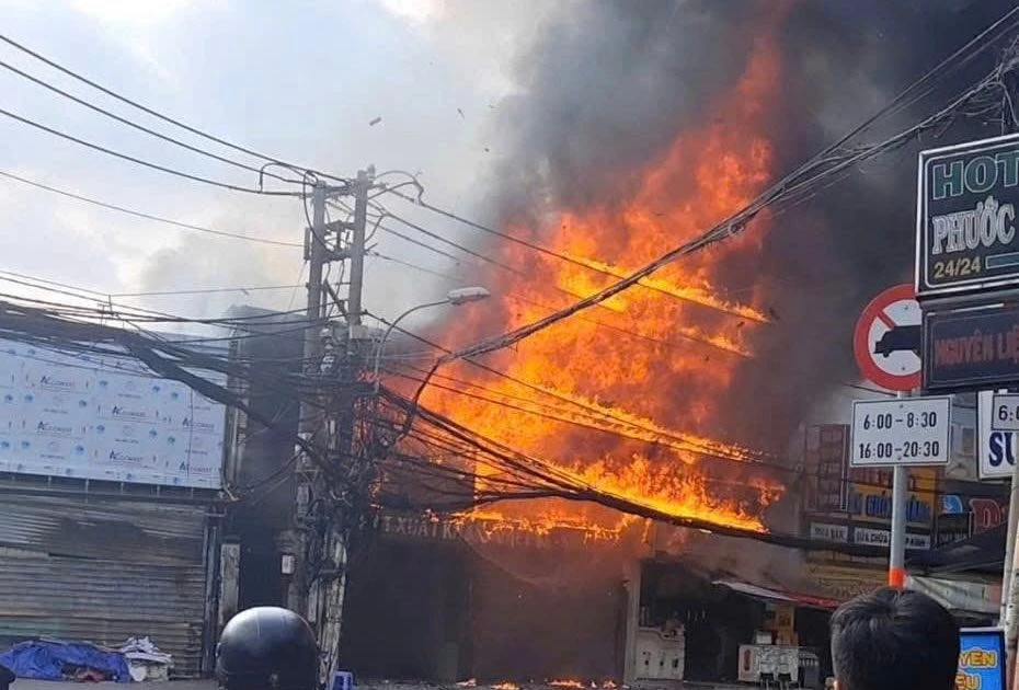 Gallery - Cảnh tượng thê thảm sau vụ hoả hoạn thiêu rụi cửa hàng nội thất | Báo Tri thức và Cuộc sống - TIN TỨC PHỔ BIẾN KIẾN THỨC 24H