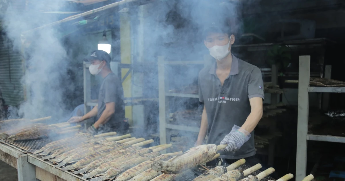 Gallery - 'Phố cá lóc nướng' vía Thần tài nhộn nhịp bất chấp giá... 'chóng mặt' | Báo Tri thức và Cuộc sống - TIN TỨC PHỔ BIẾN KIẾN THỨC 24H