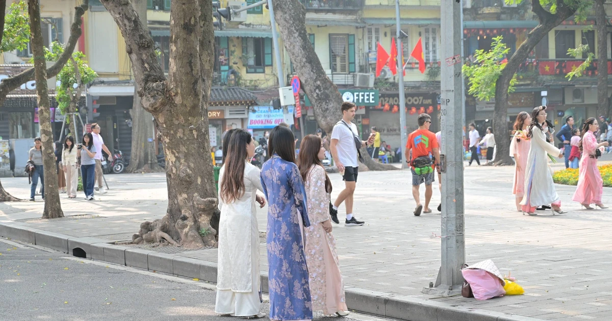 View - Hồ Gươm tấp nập các 'nàng thơ' xúng xính đi chụp áo dài đón Tết | Báo Tri thức và Cuộc sống - TIN TỨC PHỔ BIẾN KIẾN THỨC 24H