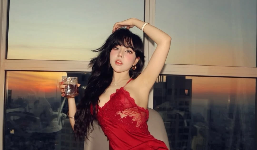 View - Bảo Khuyên Susan táo bạo với váy lụa đỏ đầy mê hoặc | Báo Tri thức và Cuộc sống - TIN TỨC PHỔ BIẾN KIẾN THỨC 24H