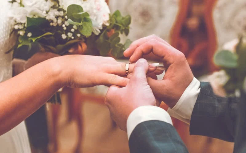 Yêu một kiểu, cưới một kiểu, có mâu thuẫn?