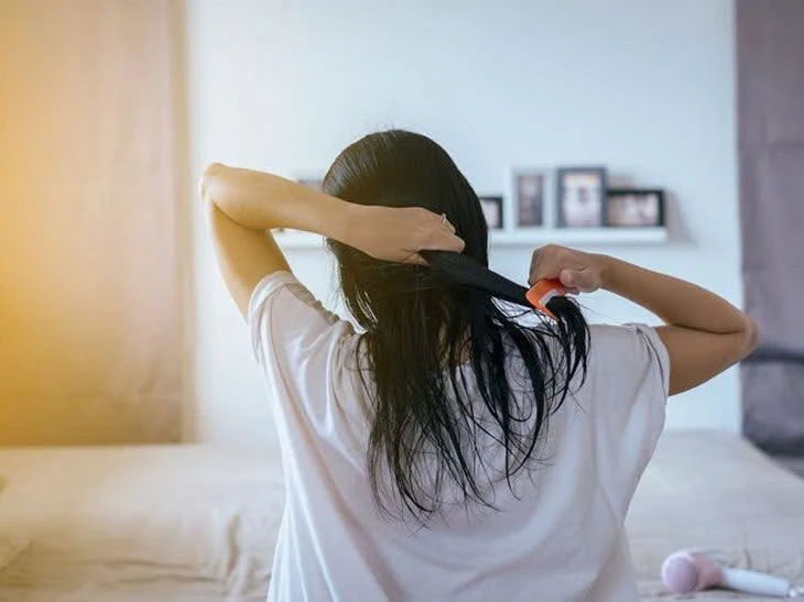 Vì sao không nên để tóc ướt khi ngủ?