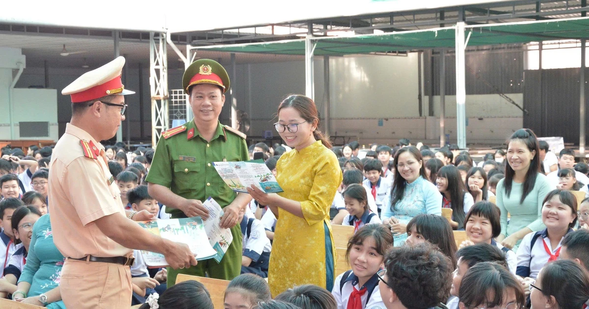 Gallery - Hàng nghìn học sinh "chứng kiến" các hành vi dẫn đến TNGT | Báo Tri thức và Cuộc sống - TIN TỨC PHỔ BIẾN KIẾN THỨC 24H