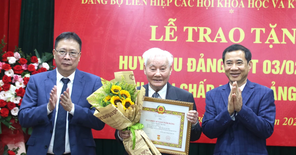 View - Đảng ủy VUSTA trao tặng Huy hiệu Đảng cho 35 đảng viên, ghi nhận cống hiến lớn lao | Báo Tri thức và Cuộc sống - TIN TỨC PHỔ BIẾN KIẾN THỨC 24H