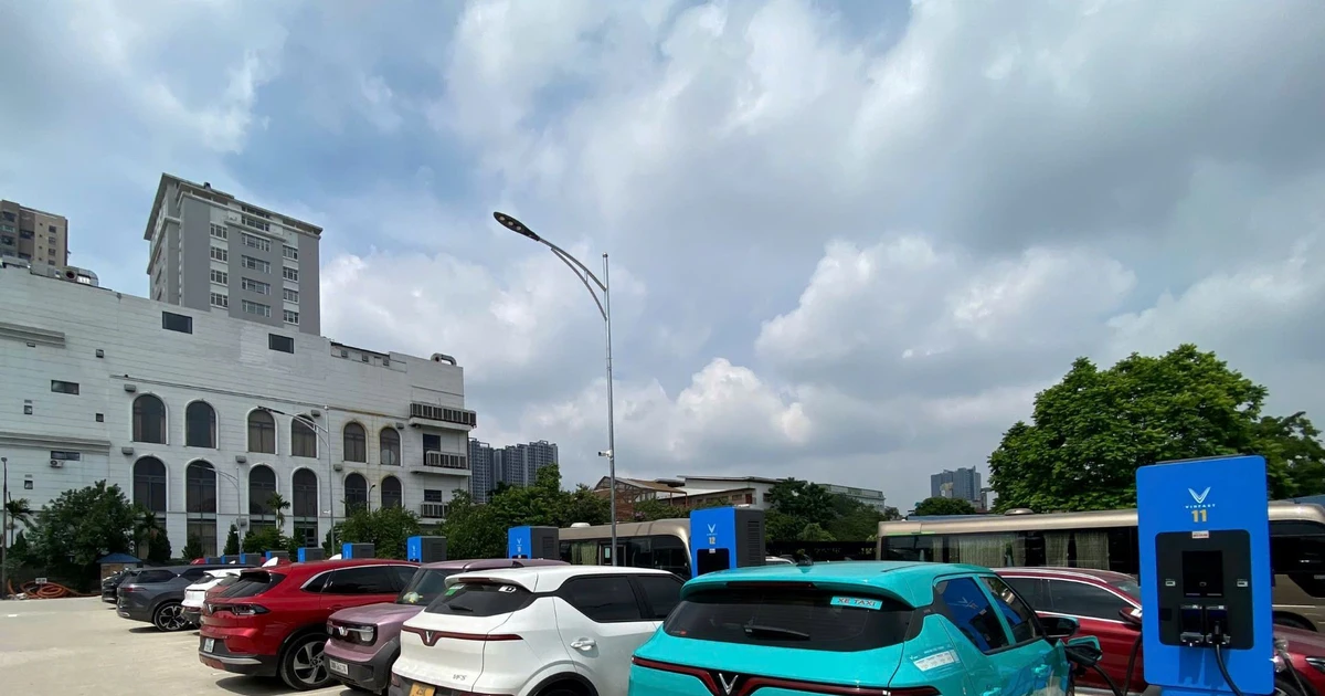 View - Cận cảnh trạm sạc V-Green khủng tại Cầu Giấy | Báo Tri thức và Cuộc sống - TIN TỨC PHỔ BIẾN KIẾN THỨC 24H