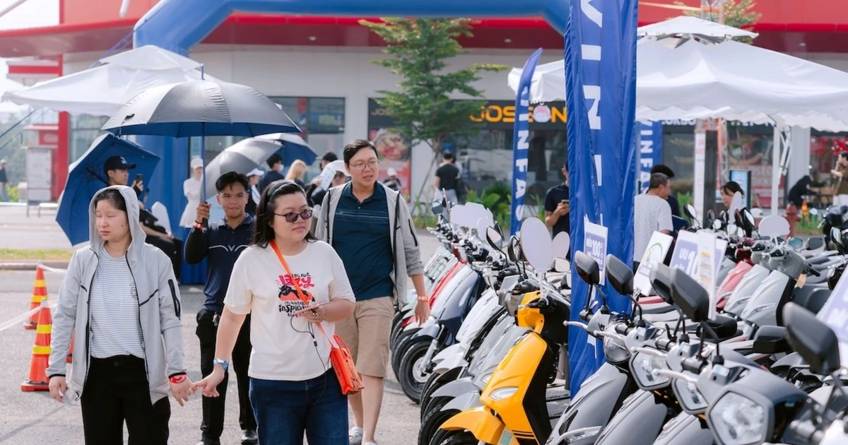 View - Đổi xe máy xăng, nhận ngay xe điện, khách hàng thích thú: Nhanh - Gọn - Sướng | Báo Tri thức và Cuộc sống - TIN TỨC PHỔ BIẾN KIẾN THỨC 24H