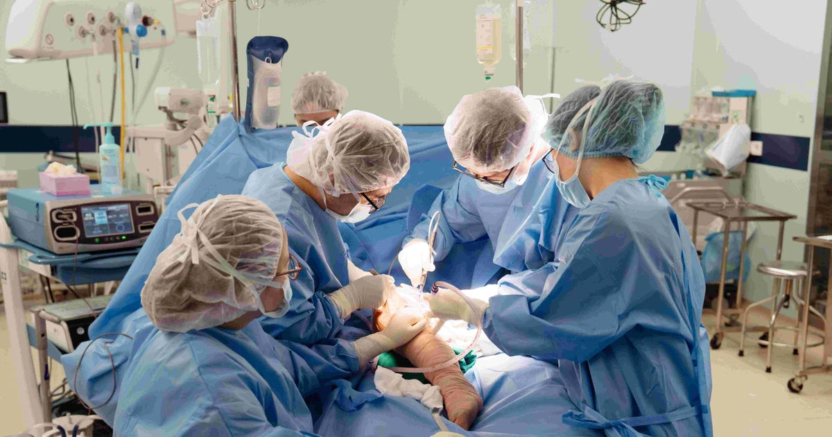 VINMEC lần đầu thay toàn bộ xương đùi cho cho bệnh nhi K
