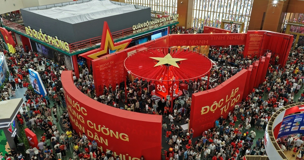 Triệu người đổ về Triển lãm lịch sử, cư dân Vinhomes chỉ 'dạo bộ là tới'