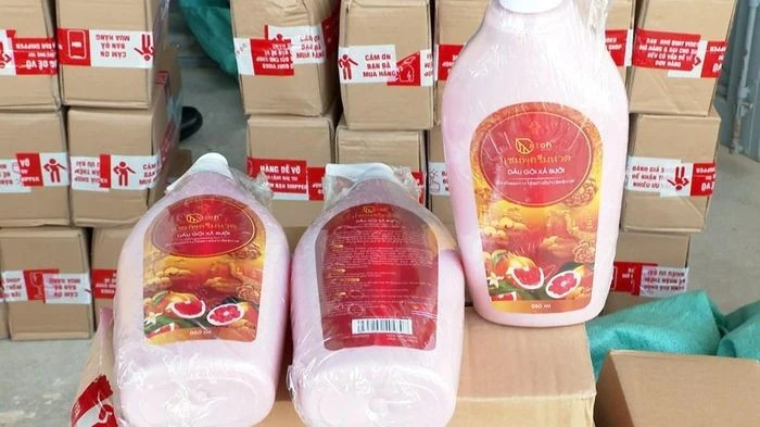 Sản xuất, buôn bán dầu gội giả, 3 đối tượng bị khởi tố