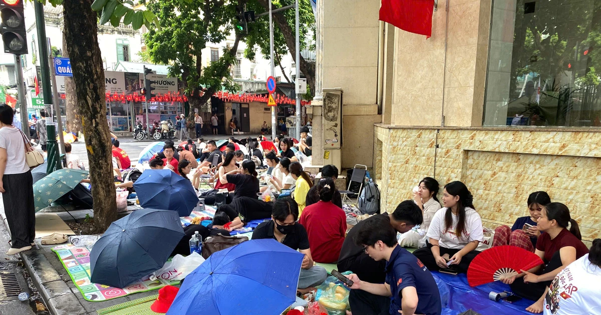 View - Người dân tập trung đông kín ở nút giao Tràng Thi chờ xem diễu binh A80 | Báo Tri thức và Cuộc sống - TIN TỨC PHỔ BIẾN KIẾN THỨC 24H