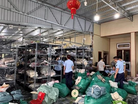 Một cơ sở kinh doanh quần áo không rõ xuất xứ ở Ninh Bình bị phạt 45 triệu