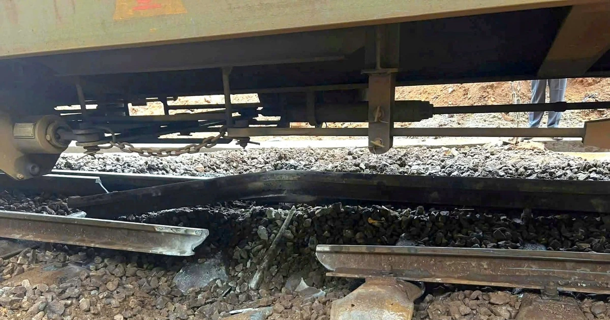 View - Đá rơi làm gãy thanh ray, đường sắt Bắc – Nam tạm thời gián đoạn | Báo Tri thức và Cuộc sống - TIN TỨC PHỔ BIẾN KIẾN THỨC 24H