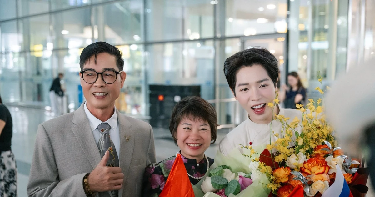 View - Đức Phúc hạnh phúc bên bố mẹ sau chiến thắng ở Intervision 2025 | Báo Tri thức và Cuộc sống - TIN TỨC PHỔ BIẾN KIẾN THỨC 24H