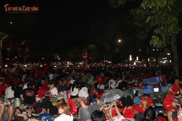 View - Biển người đổ về đường Thanh Niên đợi dàn khí tài tiến qua | Báo Tri thức và Cuộc sống - TIN TỨC PHỔ BIẾN KIẾN THỨC 24H